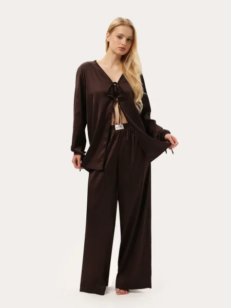 Completo tre pezzi color cioccolato: pantaloni, camicia, top