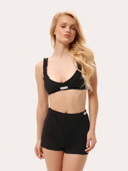 Completo in cotone nero con pantaloncini