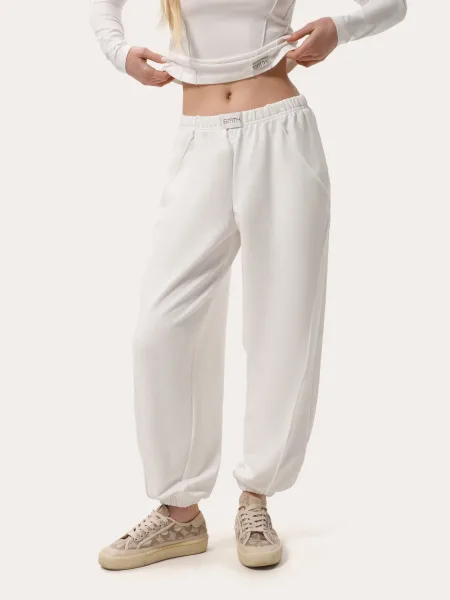 Pantaloni jogger con cuciture decorative in colore latte