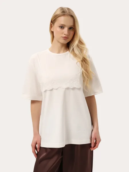 T-shirt color latte con pizzo bianco