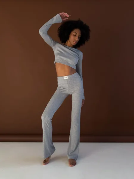 Set a coste grigio: maglia corta a maniche lunghe e leggings