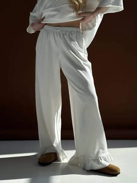 Pantaloni crema con volant per tutti i giorni