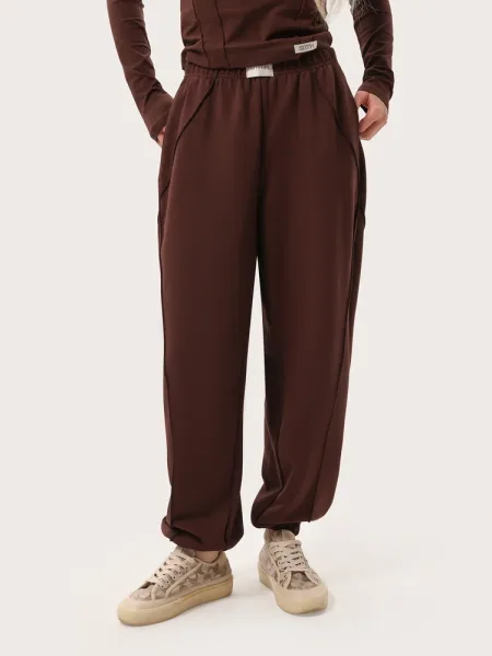 Pantaloni jogger con cuciture decorative color cioccolato