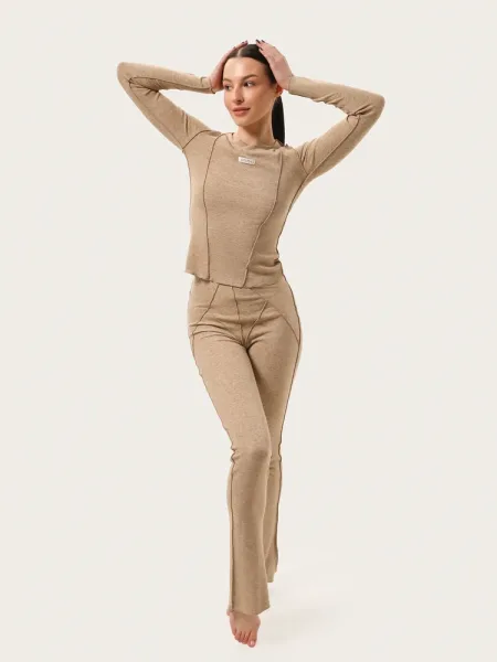 Completo a costine color cappuccino: manica lunga e leggings a campana