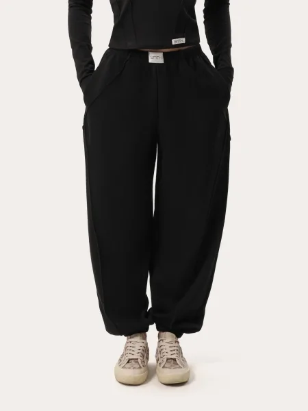 Joggers neri con cuciture decorative