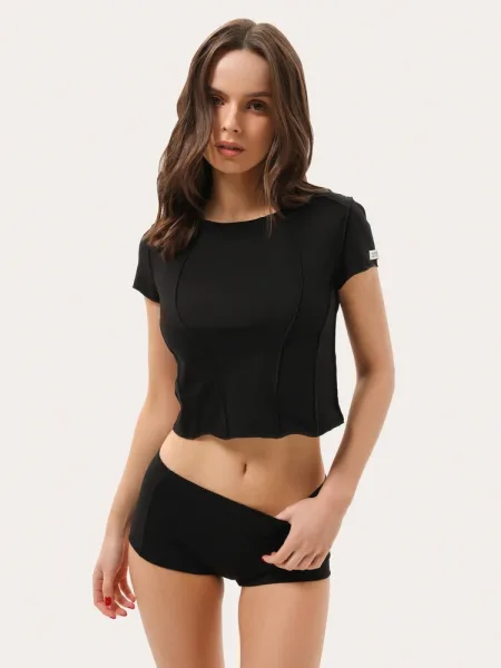 T-shirt slim nera con cuciture decorative