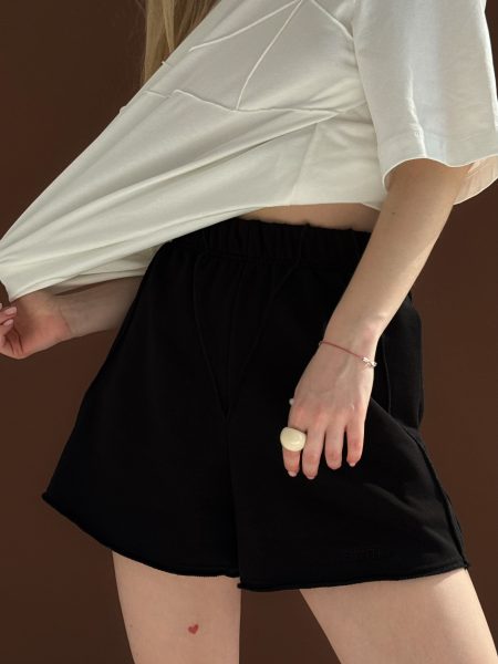 Pantaloncini neri in maglia a tre strati con cuciture decorative