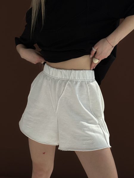 Shorts crema in maglia a tre strati con cuciture decorative
