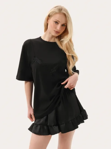 Maglietta nera con reggiseno in pizzo