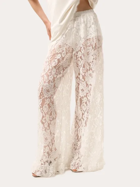 Pantaloni in pizzo color crema con volant