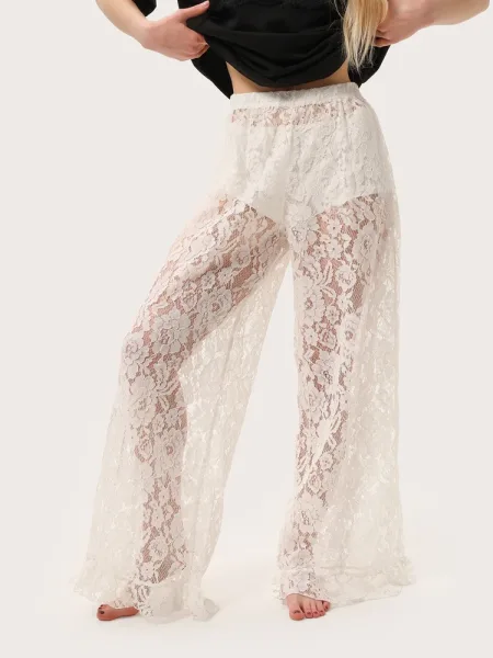 Pantaloni in pizzo color crema con volant