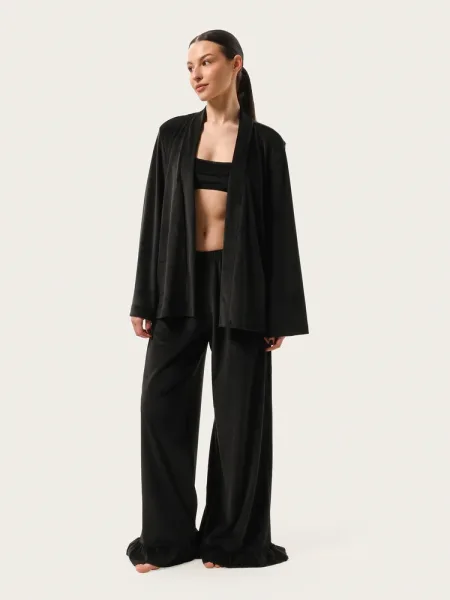 Set in velluto nero a tre pezzi: pantaloni con volant, kimono e top