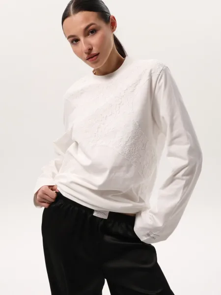 Maglia oversize a maniche lunghe color latte con inserto in pizzo sul petto
