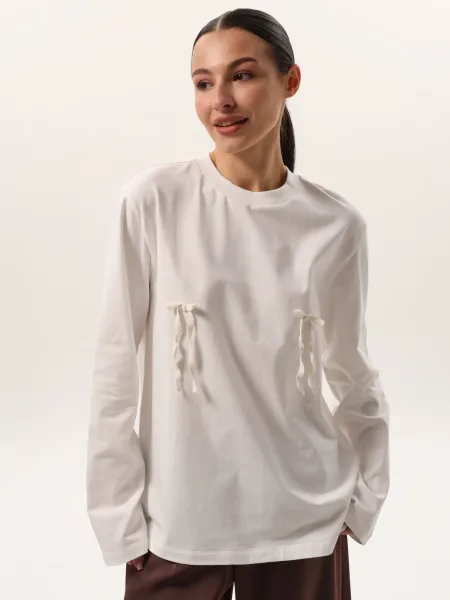 Maglia oversize a maniche lunghe color bianco latte con fiocchetti