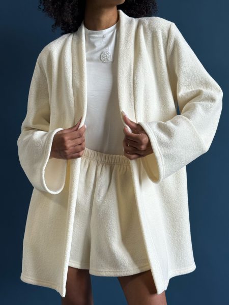 Set home tre pezzi color latte in caldo tessuto spugna: kimono, T-shirt e shorts