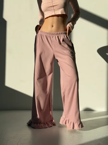 Pantaloni caldi in peluche con volant — rosa