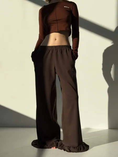 Pantaloni caldi in peluche con volant — marrone cioccolato