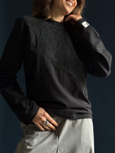 Maglia oversize nera a maniche lunghe con inserto in pizzo sul petto