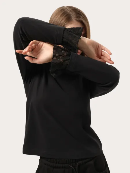 Maglia a maniche lunghe minimal nera con pizzo sulle maniche