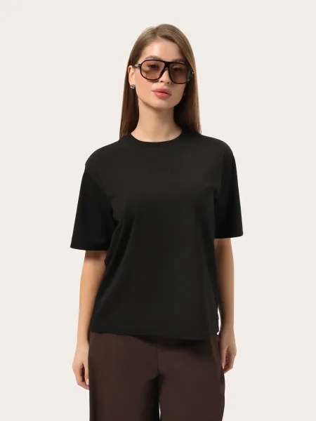 T-shirt oversize nera con logo — un basic essenziale