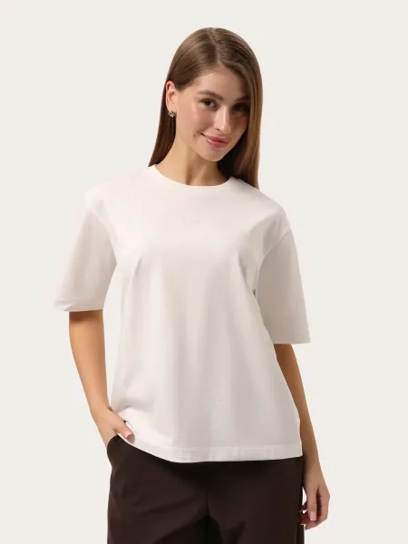 T-shirt oversize color latte con logo — un basico essenziale