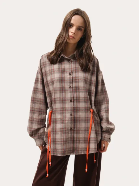 Camicia oversize a quadri con laccetti decorativi — beige e cioccolato