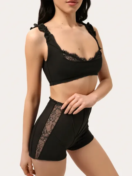 Completo in cotone nero con shorts e dettagli in pizzo