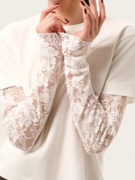 Maglia color latte a maniche lunghe con maniche in pizzo e ricamo