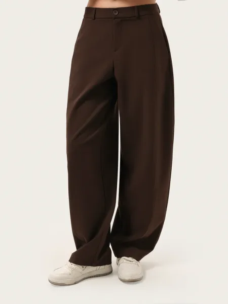 Pantaloni basic color cioccolato con impunture