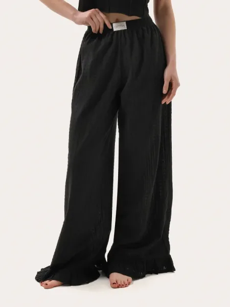 Pantaloni neri con ruches in batista leggera