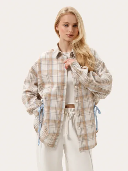 Camicia oversize a quadri con laccetti decorativi — beige e azzurro