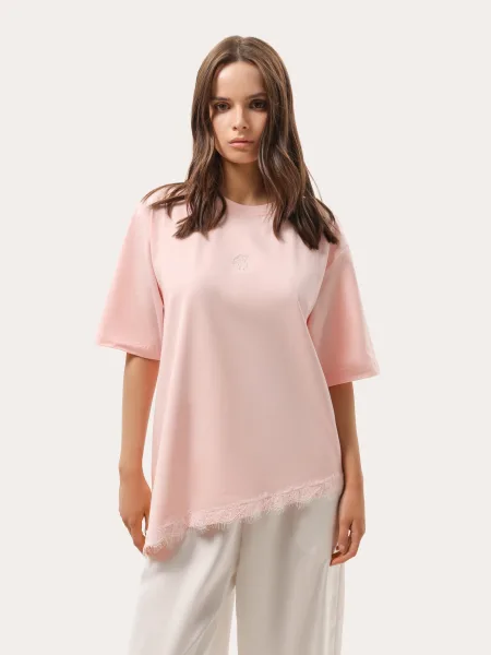 T-shirt rosa con fondo asimmetrico in pizzo