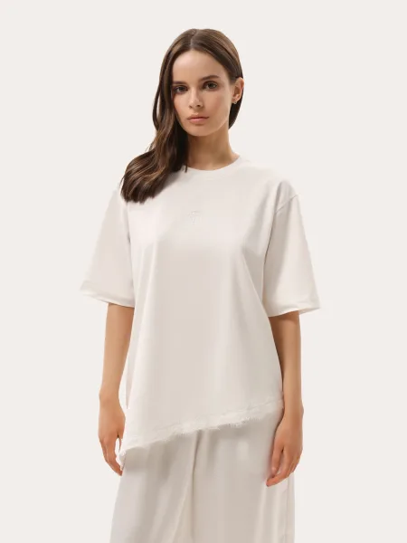 T-shirt color latte con fondo asimmetrico in pizzo