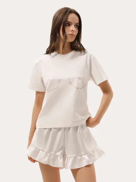 T-shirt color latte con ricamo sul petto