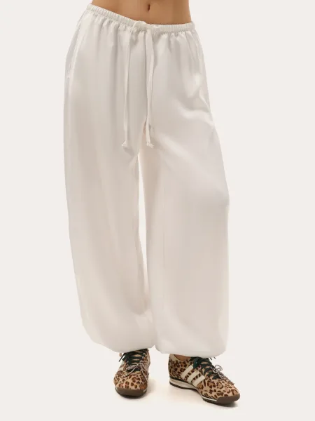 Pantaloni color latte in seta con coulisse regolabili