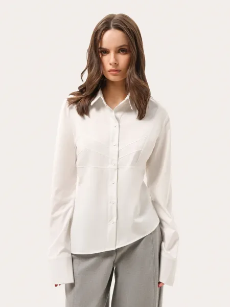 Camicia color latte slim fit con fondo asimmetrico