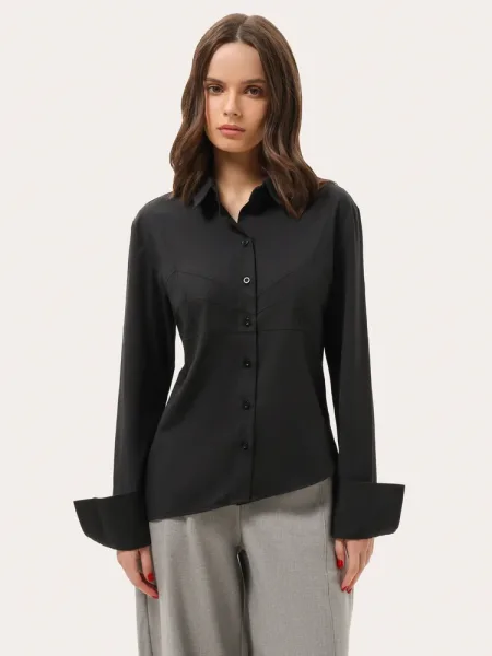 Camicia nera slim fit con fondo asimmetrico