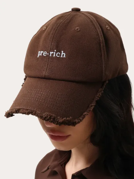 Cappellino marrone con ricamo “Pre-rich”