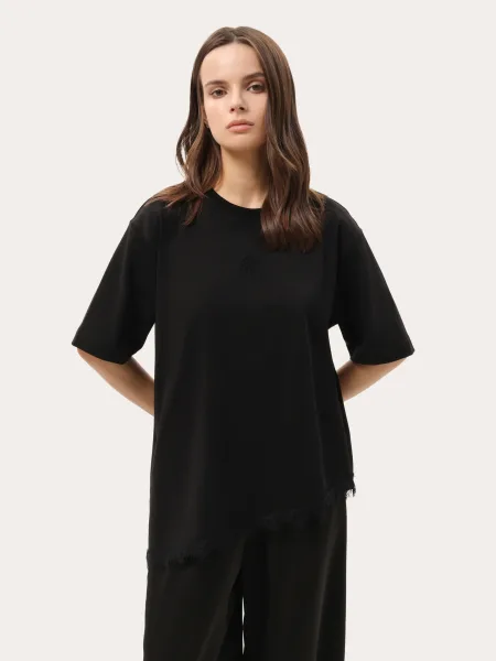 T-shirt nera con fondo asimmetrico in pizzo