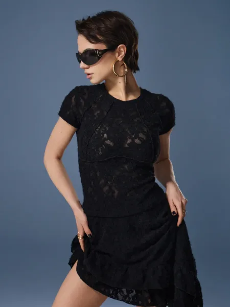 T-shirt nera in pizzo testurizzato effetto fluffy