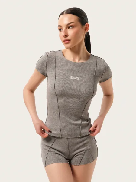 Set grigio a coste: shorts e t-shirt