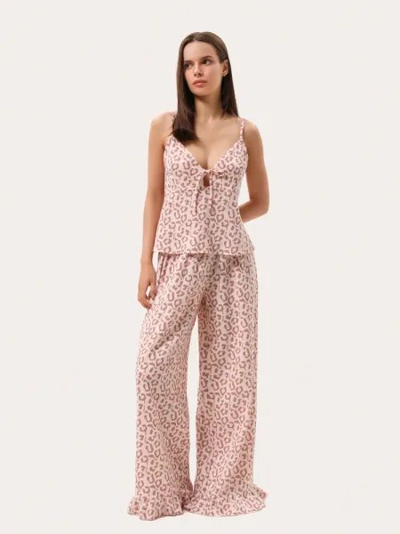 Pigiama in mussola leopardata rosa: top e pantaloni con ruches