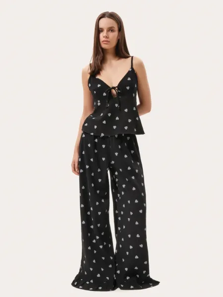 Pigiama in mussola nero con cuori: top e pantaloni con ruches