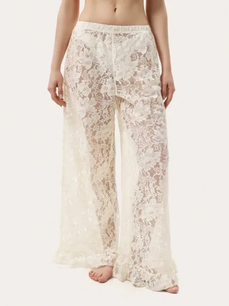 Pantaloni color latte in pizzo con volant