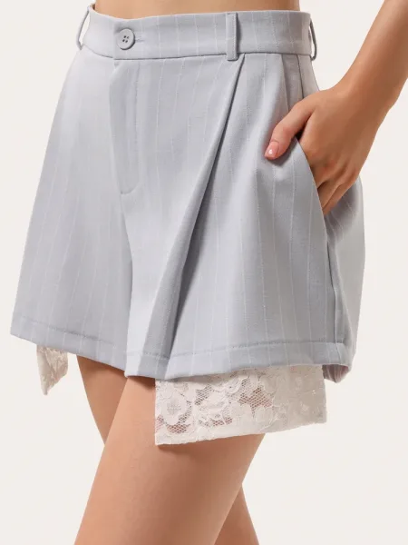 Mini shorts a righe con tasche in pizzo