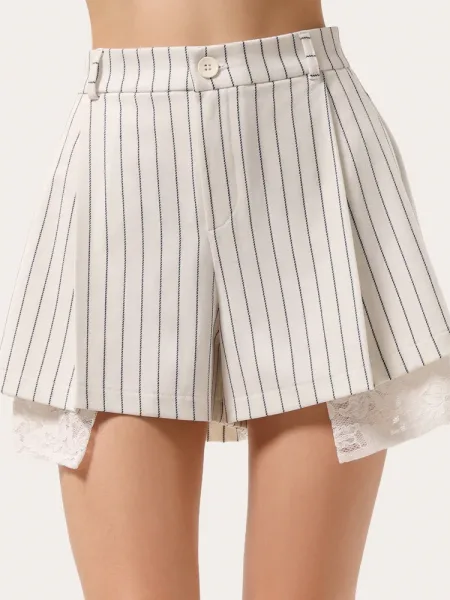 Shorts mini color latte a righe con tasche in pizzo