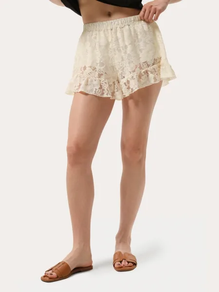 Shorts color panna in pizzo con ruches