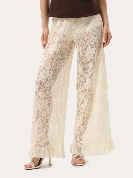 Pantaloni color latte in pizzo con volant