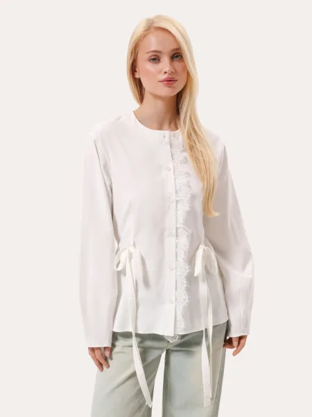 Camicia sagomata con pizzo e fiocchetti – color panna
