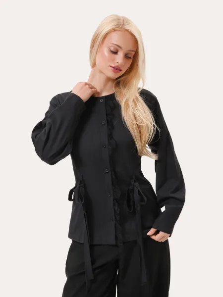 Camicia sagomata con pizzo e fiocchetti – nera